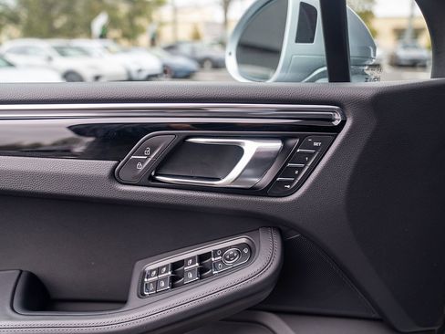 Certified 2026 Porsche Macan AWD/4WD image 18