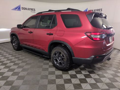 Used 2023 Honda Pilot TrailSport image 3