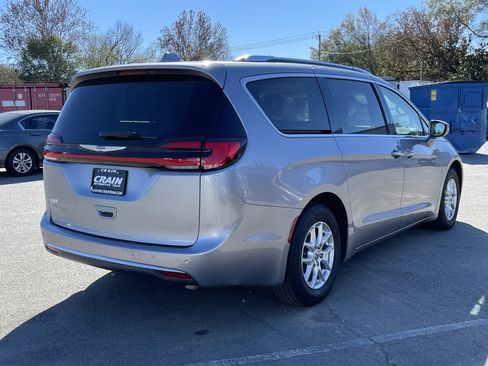 Used 2021 Chrysler Pacifica Touring-L image 8