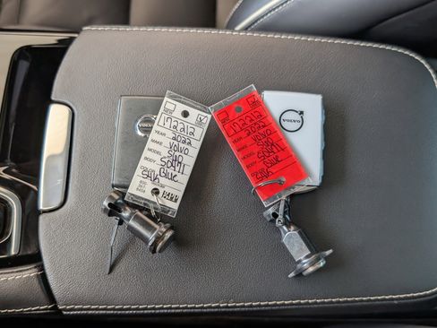 Used 2022 Volvo S60 T8 R-Design image 38