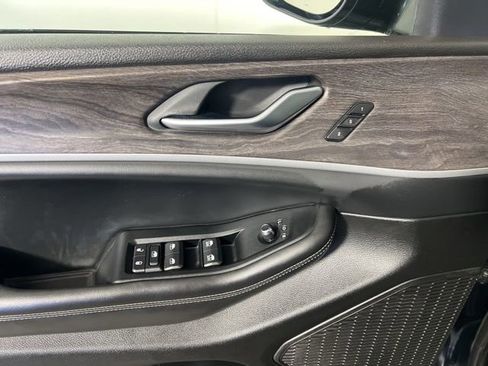 Certified 2023 Jeep Grand Cherokee Limited w/ Black Appearance Package image 17