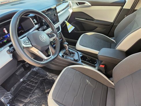 Used 2025 Volkswagen Taos SE image 6
