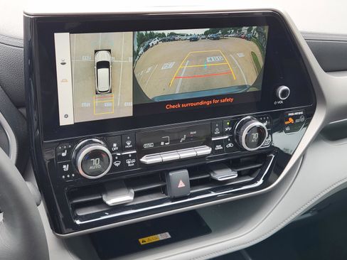Used 2023 Toyota Highlander Limited FWD image 10