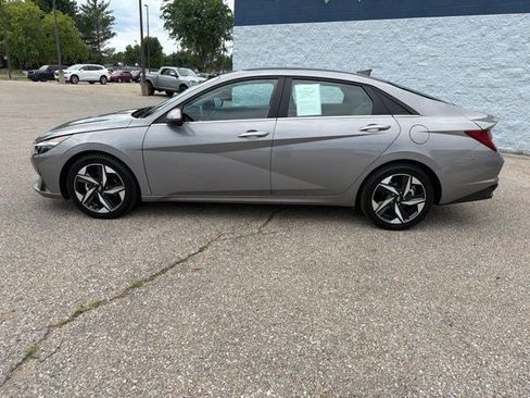 Used 2023 Hyundai Elantra Limited FWD image 2