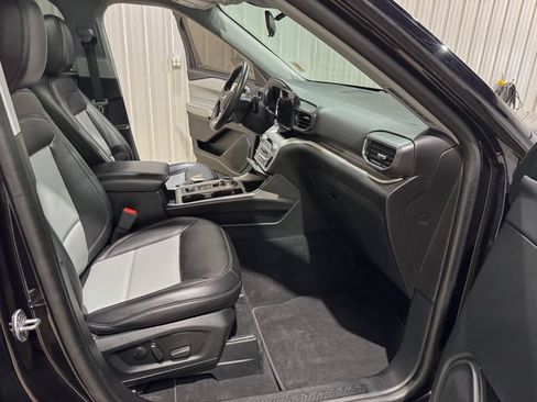 Used 2023 Ford Explorer XLT w/ XLT Sport Appearance Package AWD/4WD image 24