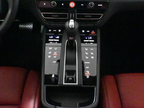 Used 2026 Porsche Macan AWD/4WD image 23