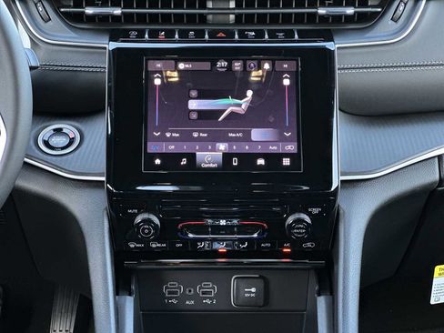 New 2025 Jeep Grand Cherokee Laredo image 16