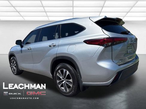 Used 2020 Toyota Highlander XLE AWD/4WD image 6