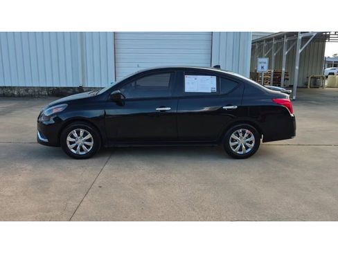 Used 2017 Nissan Versa SV image 5