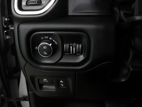 Used 2019 RAM 1500 Laramie AWD/4WD image 18
