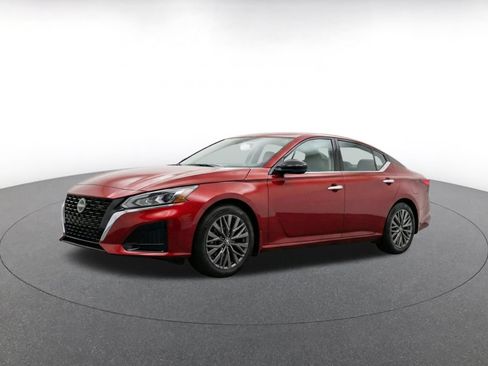 Used 2025 Nissan Altima 2.5 SV FWD image 3