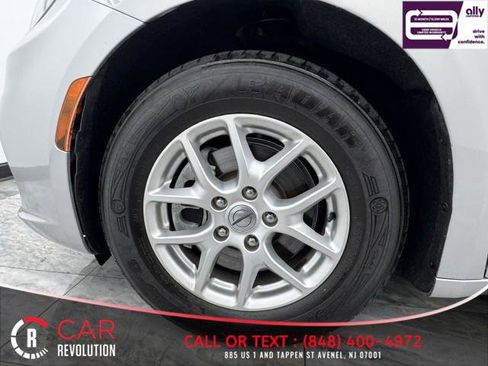 Used 2022 Chrysler Pacifica Touring-L image 15