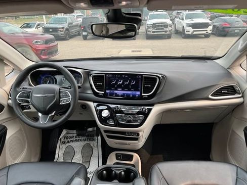 Certified 2024 Chrysler Pacifica Touring-L FWD image 15