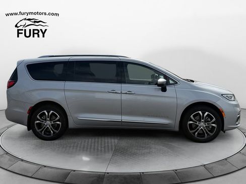 Used 2026 Chrysler Pacifica Pinnacle AWD/4WD image 3