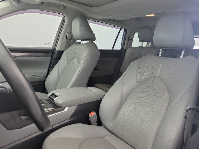 Used 2021 Toyota Highlander Limited FWD image 19