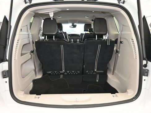 Used 2023 Chrysler Pacifica Touring-L image 38