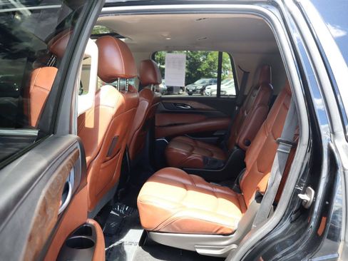 Used 2018 Cadillac Escalade Luxury AWD/4WD image 17