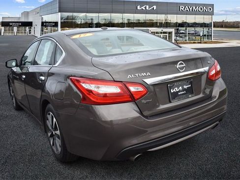 Used 2017 Nissan Altima 2.5 SL w/ Moonroof Package image 5