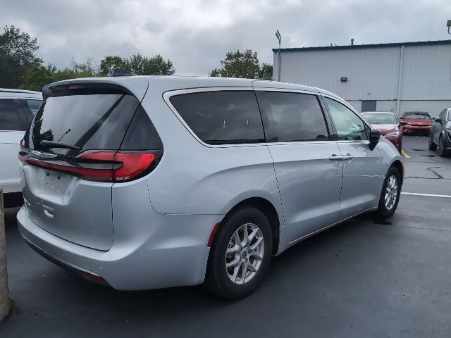 Used 2024 Chrysler Pacifica Touring-L FWD image 2