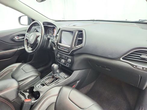 Used 2019 Jeep Cherokee Trailhawk w/ Comfort & Convenience Group image 23