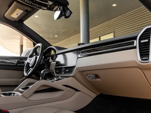 Certified 2023 Porsche Cayenne Platinum Edition AWD/4WD image 47