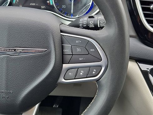 Used 2023 Chrysler Pacifica Touring-L FWD image 20