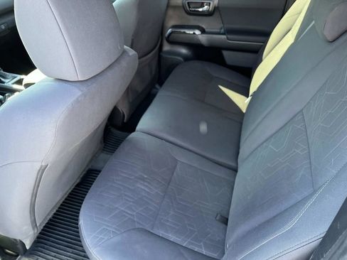 Used 2018 Toyota Tacoma TRD Sport image 17