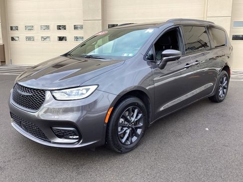 Used 2021 Chrysler Pacifica Touring-L w/ Uconnect Theater Family Group image 3