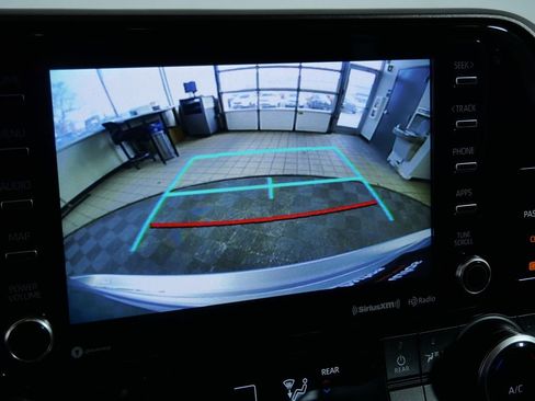 Used 2020 Toyota Highlander XLE image 24