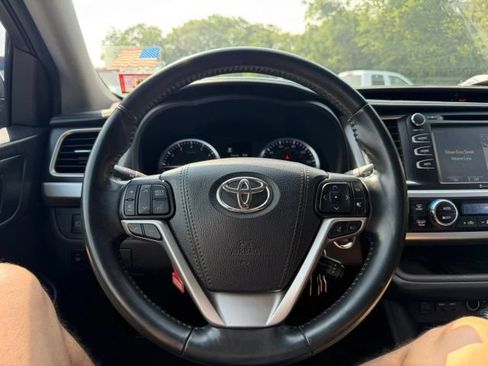 Used 2019 Toyota Highlander XLE AWD/4WD image 14