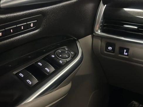 Used 2019 Cadillac XT4 Premium Luxury w/ Cold Weather Package FWD image 16