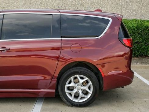 Used 2018 Chrysler Pacifica Touring Plus w/ Tire & Wheel Group image 12