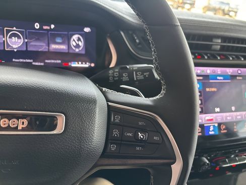 Used 2023 Jeep Grand Cherokee Limited image 12