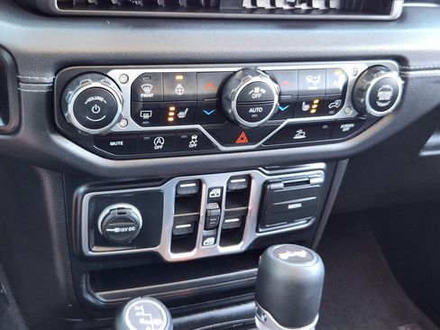 Used 2024 Jeep Wrangler Unlimited Sahara AWD/4WD image 22