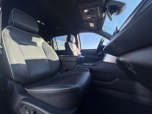 Used 2023 Chevrolet Suburban Premier image 27