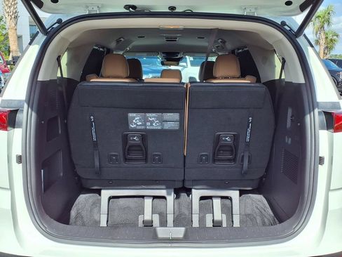 Used 2024 Kia Carnival EX FWD image 18
