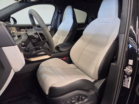 Certified 2025 Porsche Cayenne GTS image 5