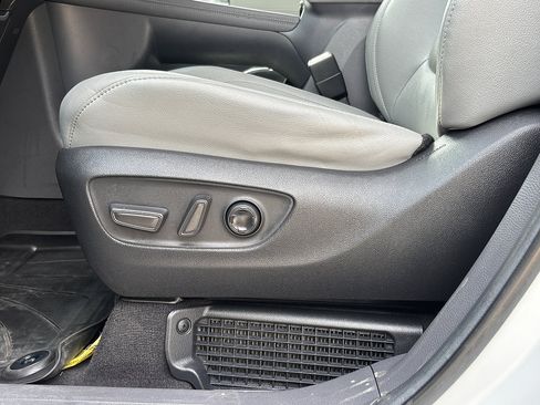 Certified 2023 Toyota Sienna Limited FWD image 30
