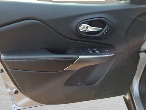 Used 2020 Jeep Cherokee Limited image 13