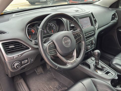 Used 2019 Jeep Cherokee Latitude Plus w/ Comfort/Convenience Group FWD image 11