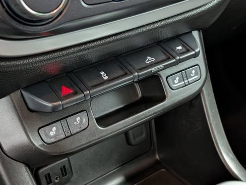 Used 2022 Chevrolet Colorado LT w/ LT Convenience Package AWD/4WD image 23