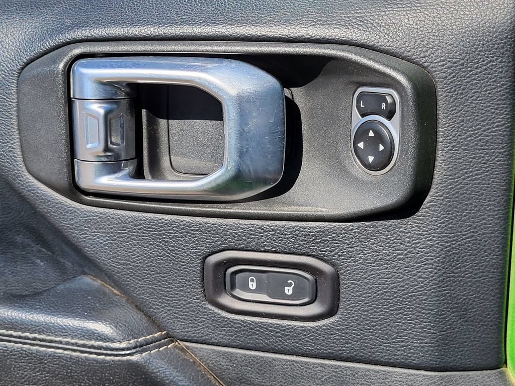 Used 2018 Jeep Wrangler Unlimited Sahara AWD/4WD image 12