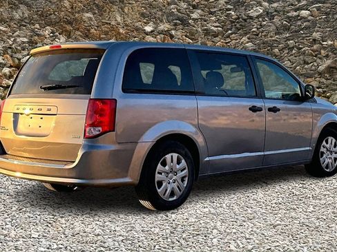 Used 2019 Dodge Grand Caravan SE image 2