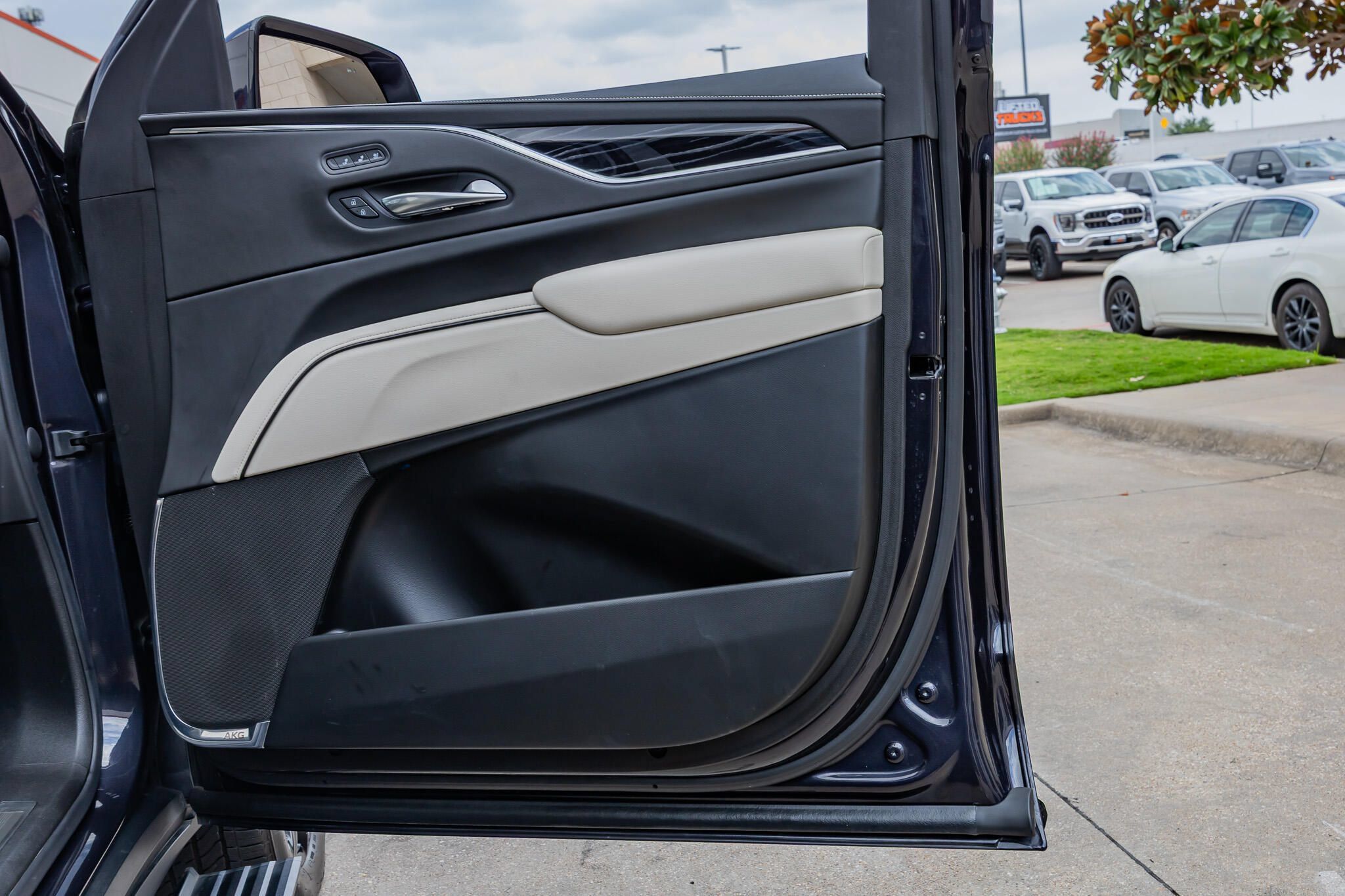 Used 2022 Cadillac Escalade Sport w/ Touring Package AWD/4WD image 35