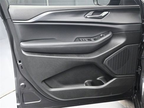 New 2025 Jeep Grand Cherokee L Altitude image 11