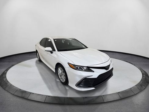 Used 2022 Toyota Camry LE FWD image 3