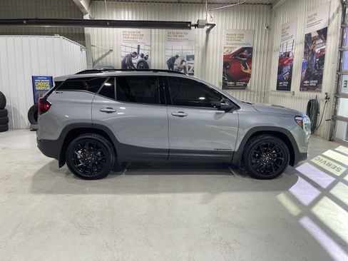 Used 2023 GMC Terrain SLT w/ Elevation Edition image 9