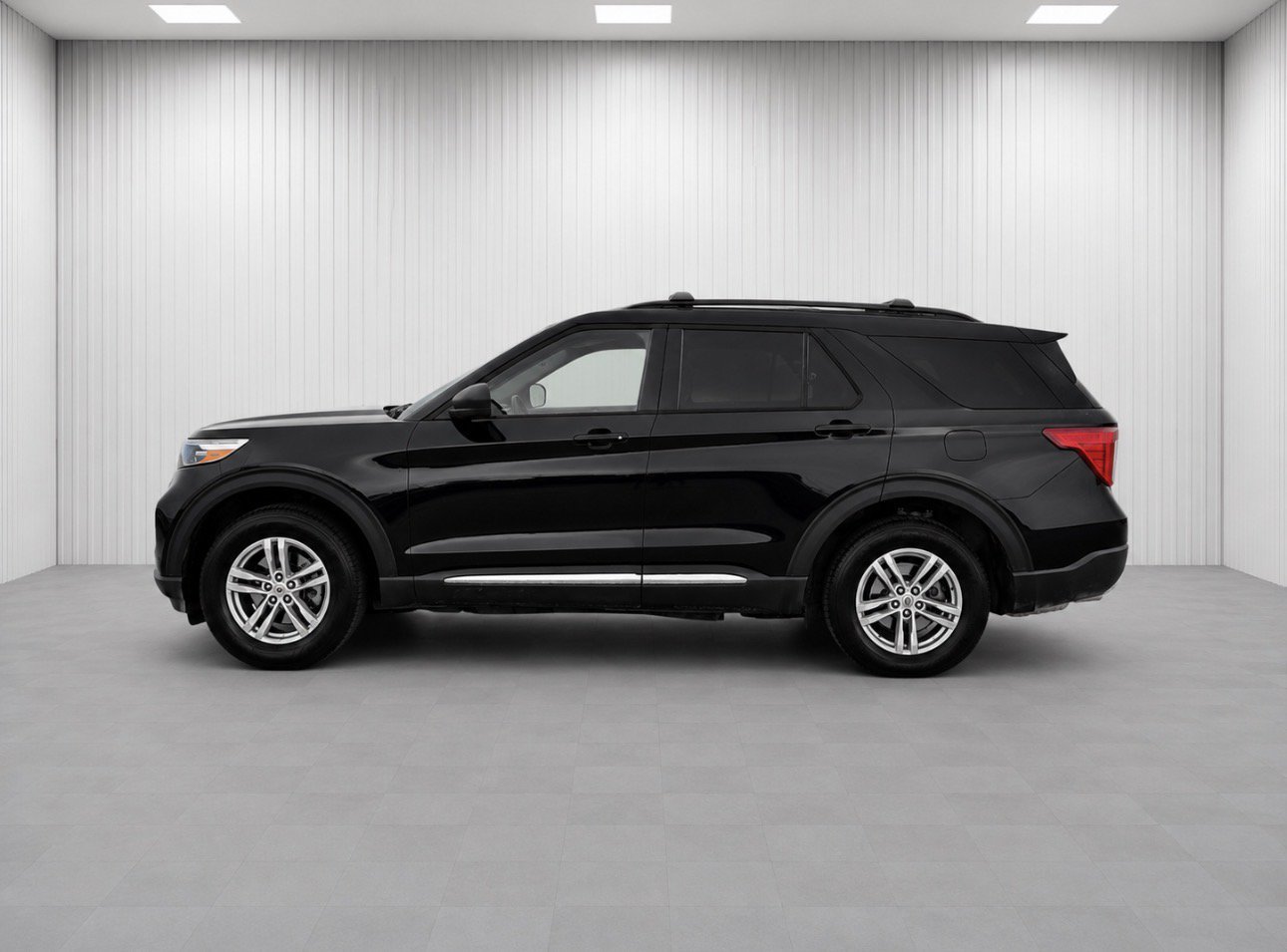 Used 2023 Ford Explorer XLT w/ Equipment Group 202A AWD/4WD image 6