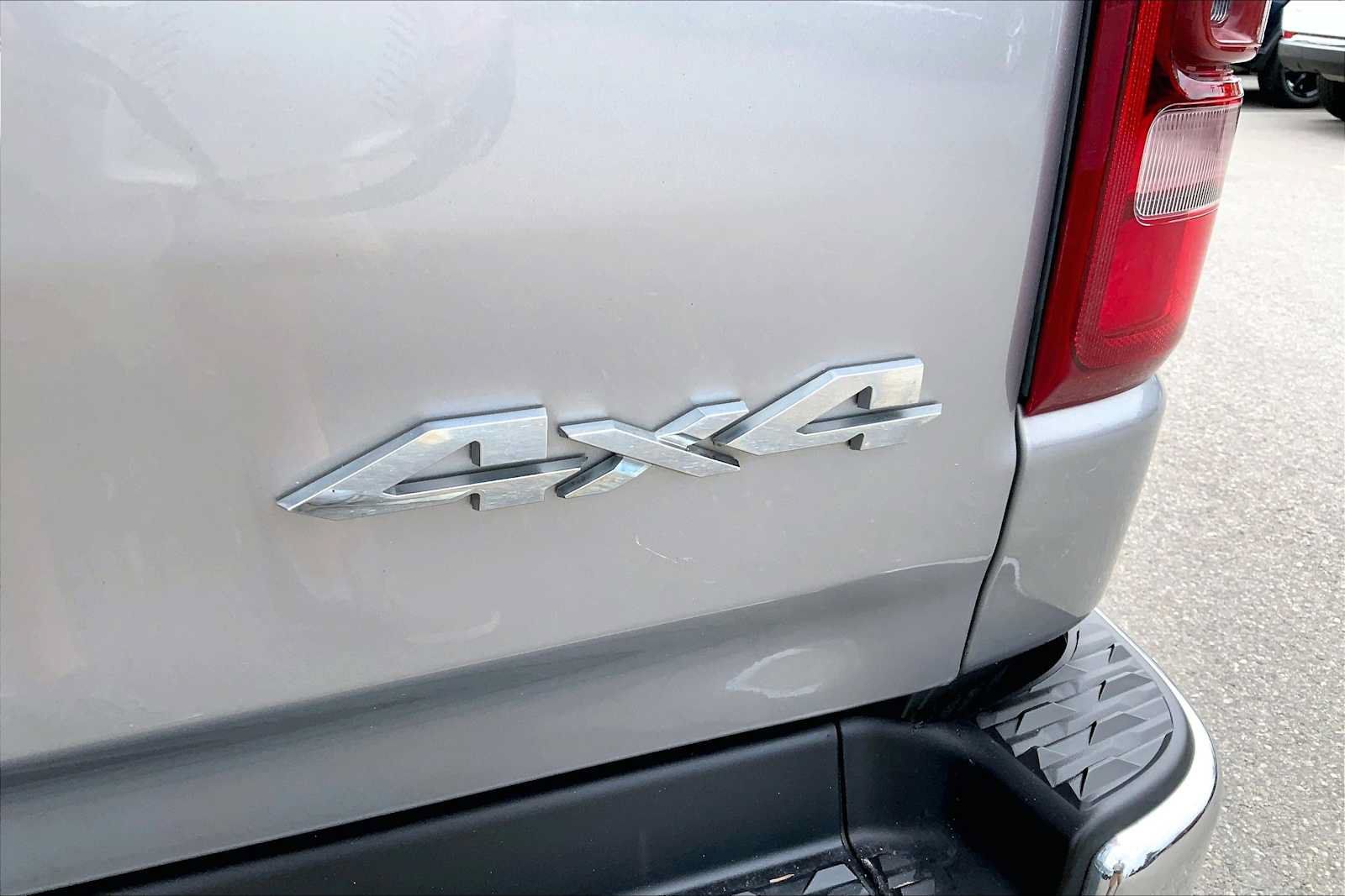 Used 2019 RAM 1500 Laramie AWD/4WD image 9