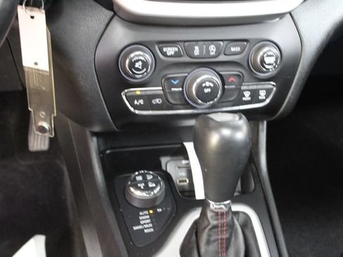 Used 2016 Jeep Cherokee Trailhawk w/ Leather Interior Group AWD/4WD image 19